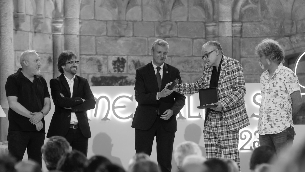 El presidente de la Xunta, Alfonso Rueda, (c) entrega al grupo Siniestro Total una de las Medallas Castelao. LAVANDEIRA JR (EFE)