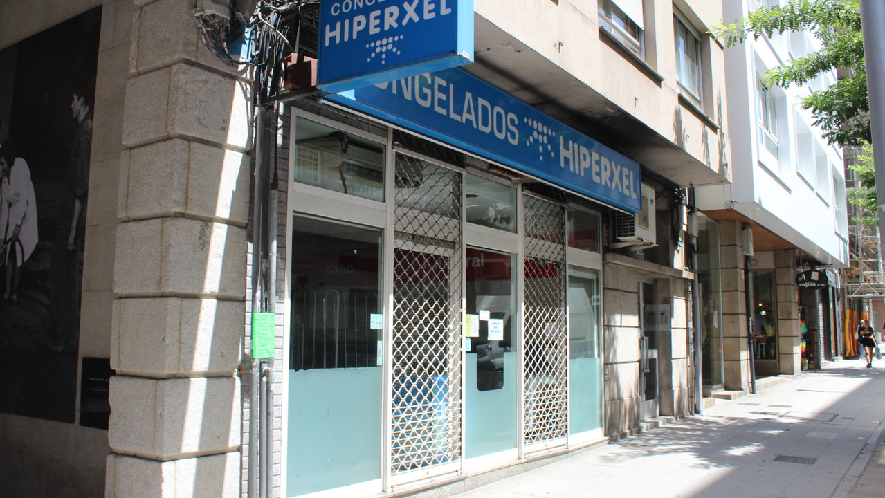 Una tienda de Hiperxel cerrada en Pontevedra, en una imagen de este verano. ANXO LORENZO