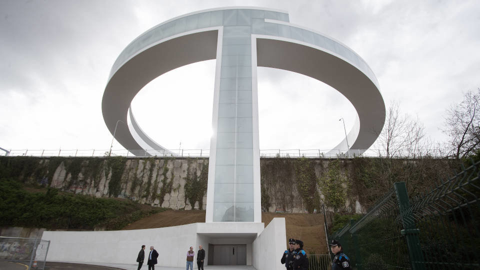 El ascensor Halo, en Vigo, que supera los 40 metros de altura. SALVADOR SAS (EFE)