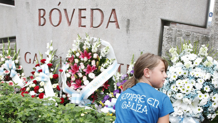Homenaje a Alexandre Bóveda en el monumento de A Caeira, el pasado 17 de agosto. JOSÉ LUIZ OUBIÑA