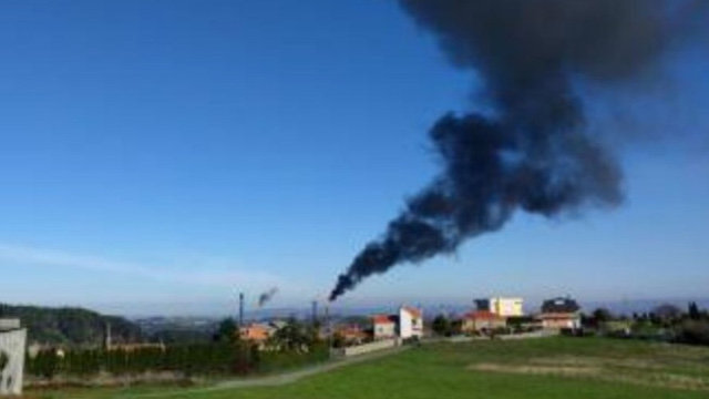 Un fallo eléctrico causa un facho de gran tamaño na refinería da Coruña. EP