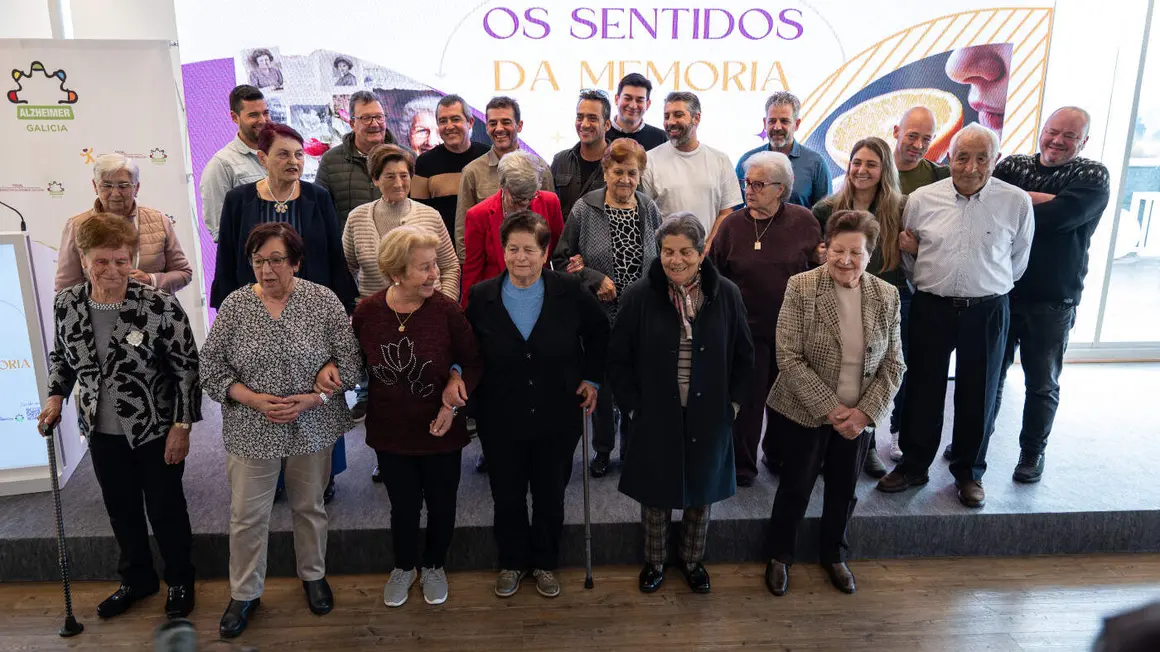 Usuarios de Fagal y cocineros del Grupo Nove en la presentación del recetario.NANDO IGLESIAS