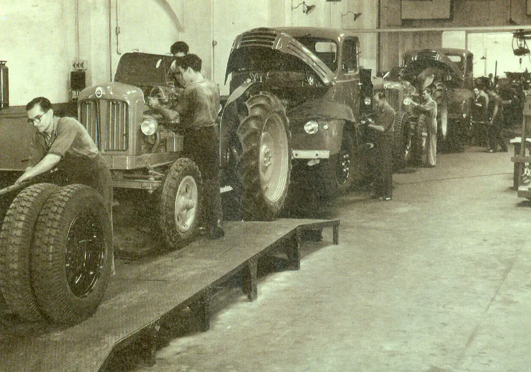 Montaje de tractores y camiones Ebro, en el año 1967. EP