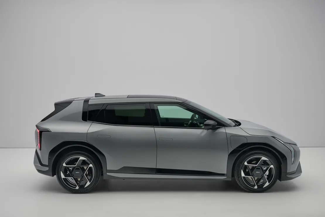 YDRAY-kia-ev4-hatchback-gtl-wolf-grey-studio-ext-static-print-3600x2400-003