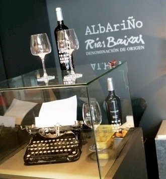 Expositor promocional de vino albariño (Otto/AGN)