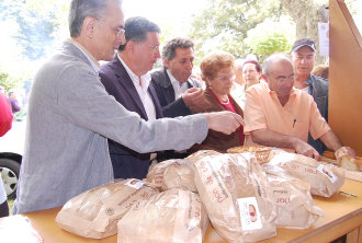 Visita de Suárez Canal a la Feria del Pan de Cea (FOTO: AGN)