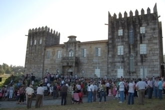 Los socios de la cooperativa, en el recinto del Pazo Baión (Foto: Condes de Albarei)
