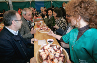 El presidente de la Xunta degustando el pulpo en las fiestas de la Ascensión, en Compostela (Foto: AGN)