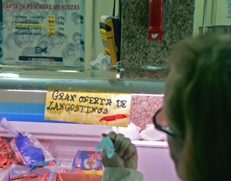 Puesto de pescado y marisco en la Plaza de Abastos de Santiago (Foto: AGN)