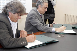 Momento de la firma del convenio (Foto: AGN)