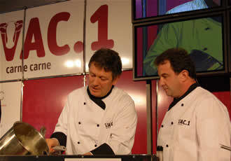 Los chefs Flavio Morgantini y Martín Berasategui cocinaron carne VAC.1 (Foto cedida por Iván Piñeiro)