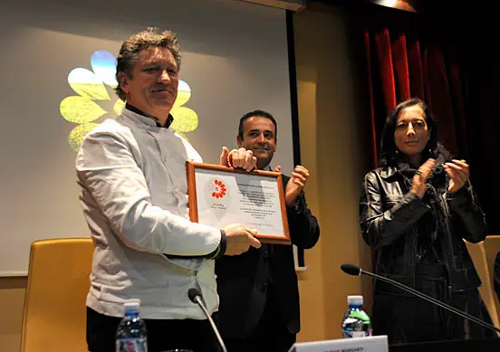 Restaurador Flavio Morganti recoge su certificado de Huella de Carbono