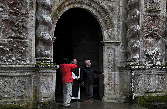Juan Echanove y el hermano Pascual a las puertas del monasterio de Oseira