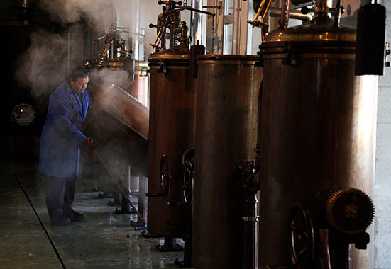 Apertura de potes y limpieza en la destilería de Abadía da Cova (Adegas Moure)