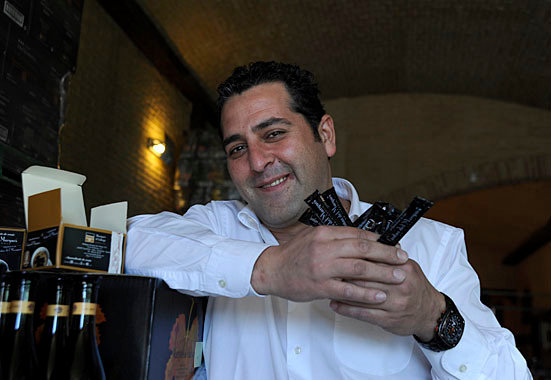 Javier Peláez con un puñado de dosis de ''Las gotas del marqués''