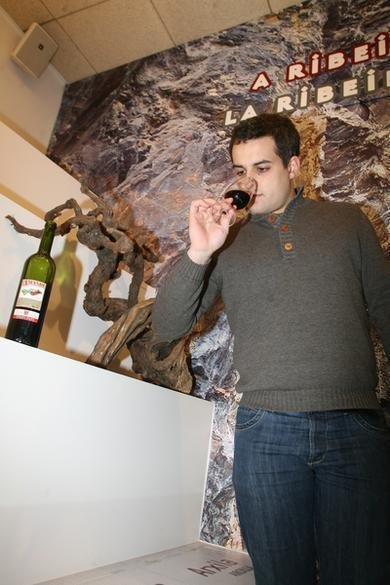Bruno Lovelle cata con el olfato un vino en Monforte (Foto: TOÑO PARGA)