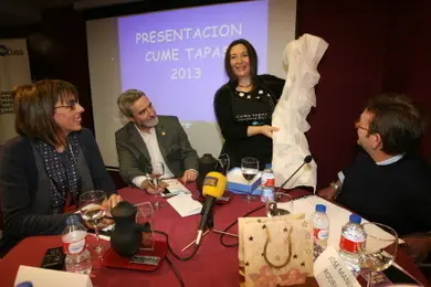 Presentación del Cume Tapas 2013 en el Museo do Viño. Actuó de madrina la actriz Ana Santos (Foto: TOÑO PARGA)