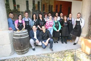Los finalistas, junto a algunos miembros del jurado (Foto: TOÑO PARGA)