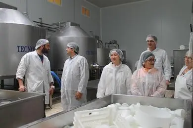 Las dos responsables de la universidad de Almaty realizan una visita guiada por Prestes (Foto: EPL / C. ARIAS)