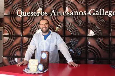 Maikel Fernández, con el nuevo producto (Foto: MANCEBO)