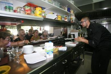 Manuel Fernández prepara uno de los platos ante los alumnos de la masterclass (Foto: TOÑO PARGA)