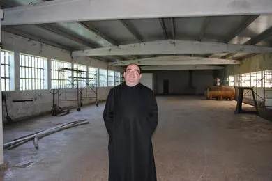 El prior del monasterio, José Luis Vélez, en la nave de Viladetrés que será rehabilitada (Foto: VILA)