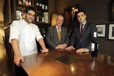 Alberto García, junto a sus hijos Koki (a la izquierda) y Alberto (a la derecha). Foto: J. VÁZQUEZ