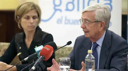 Momento de la presentación en Santiago, este lunes, con Castro y Ansón (EFE/ Lavandeira Jr)