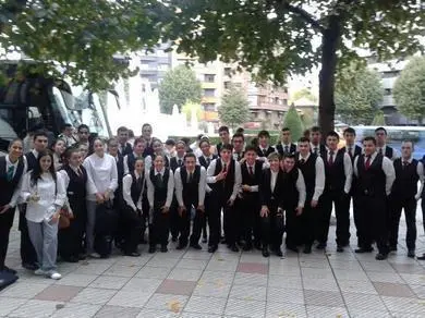 Los alumnos de los dos ciclos de Servizos, este viernes en Oviedo. Fotos: DP