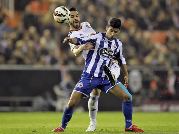 El lateral del jugador del Deportivo de La Coruña, Juanfran protege un balón ante Álvaro Negredo, del Valencia.