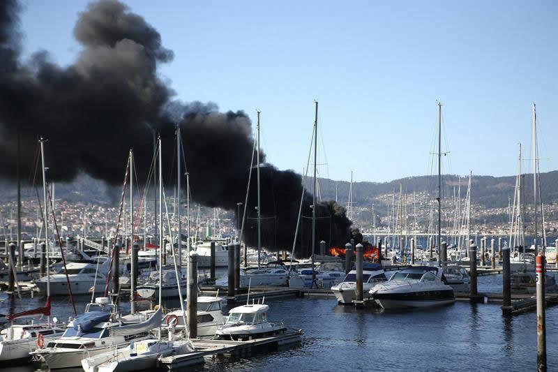 Vista del incendio de un yate deportivo en el puerto de Punta Lagoa, en Vigo.