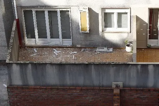 Una fuerte explosión deja importantes daños en un piso en Pontevedra.