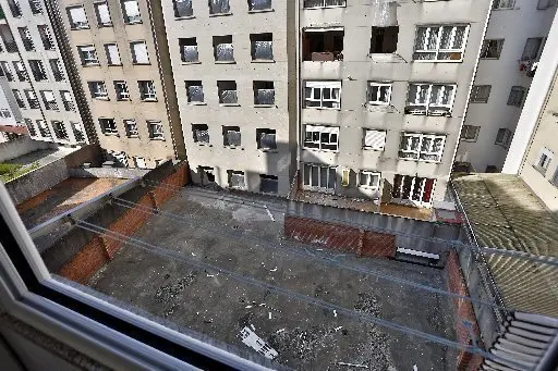 Una fuerte explosión deja importantes daños en un piso en Pontevedra.
