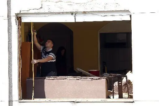 Una fuerte explosión deja importantes daños en un piso en Pontevedra.