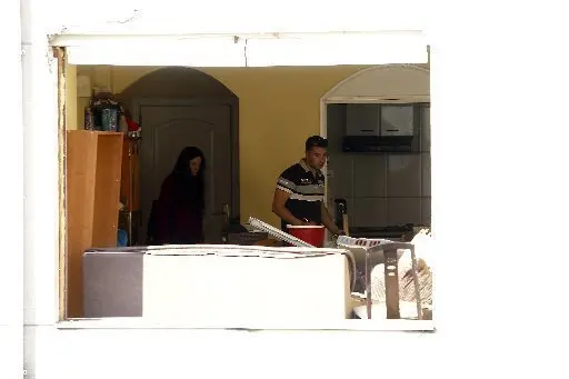 Una fuerte explosión deja importantes daños en un piso en Pontevedra.