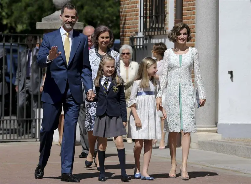 Los Reyes de España, Felipe y Letizia, acompañados por sus hijas, Leonor y Sofía, y por los Reyes Eméritos en la parroquia Asunc