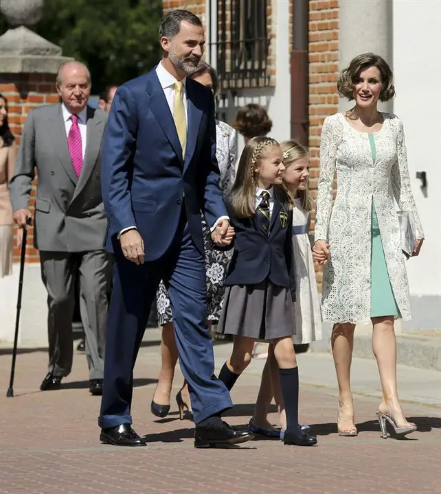 Los Reyes de España, Felipe y Letizia, acompañados por sus hijas, Leonor y Sofía, y por los Reyes Eméritos en la parroquia Asunc