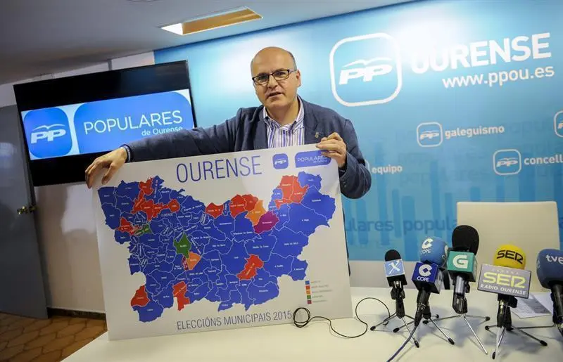Manuel Baltar ha tirado de mapa para dejar claro que, pese a la debacle popular, el PPdeG de Ourense resiste. Baltar es el único presidente popular que va a conservar su puesto