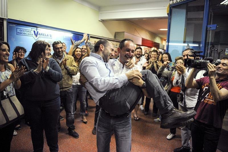 Un miembro de Democracia Ourensana lleva en brazos a Gonzalo Pérez Jácome