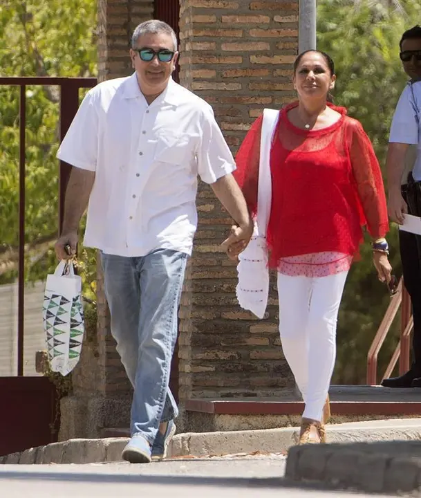 De rojo y blanco y lanzando besos a las presidiarias. Así ha abandonado la prisión la tonadillera para disfrutar de su primer pe