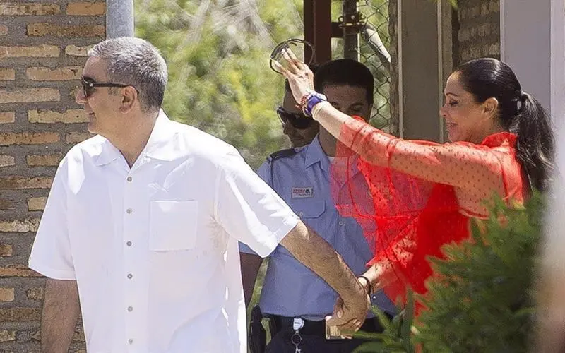 De rojo y blanco y lanzando besos a las presidiarias. Así ha abandonado la prisión la tonadillera para disfrutar de su primer pe