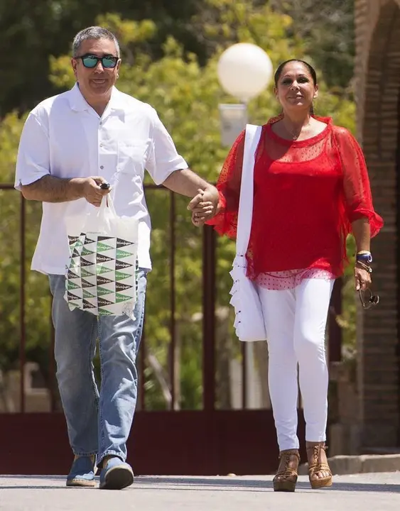 De rojo y blanco y lanzando besos a las presidiarias. Así ha abandonado la prisión la tonadillera para disfrutar de su primer pe