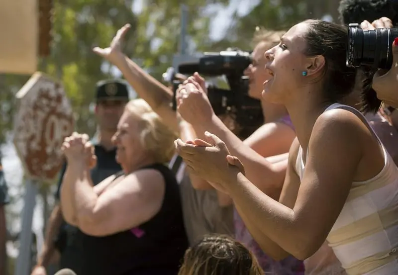 De rojo y blanco y lanzando besos a las presidiarias. Así ha abandonado la prisión la tonadillera para disfrutar de su primer pe