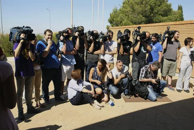 El diestro se encuentra ya en libertad tras obtener el tercer grados. Una nube de periodistas lo aguardaban a las puertas del pr