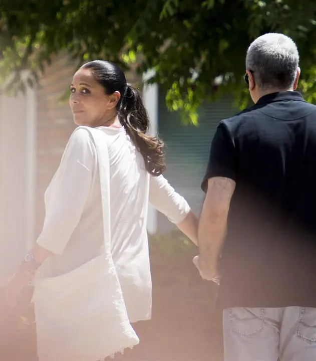 Finalizados los cuatro días de permiso, la tonadillera, acompañada por su hermano Agustín, ha regresado al centro penal para seg