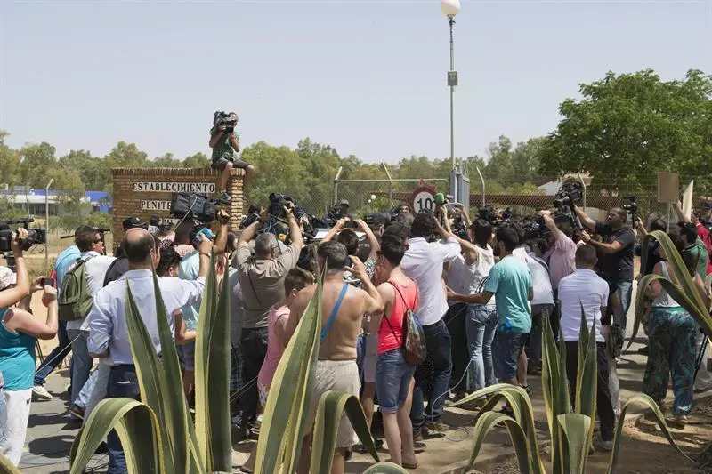 Finalizados los cuatro días de permiso, la tonadillera, acompañada por su hermano Agustín, ha regresado al centro penal para seg