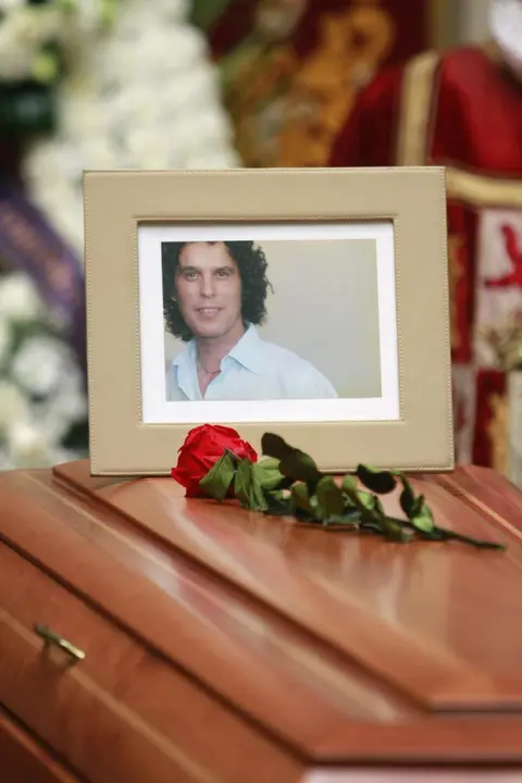 Ataúd con los restos mortales de Pedro Zerolo, miembro de la Ejecutiva del PSOE y secretario de Movimientos Sociales, fallecido esta madrugada en su casa de Madrid, en la capilla ardiente instalada a primera hora de esta tarde en el patio de cristales.