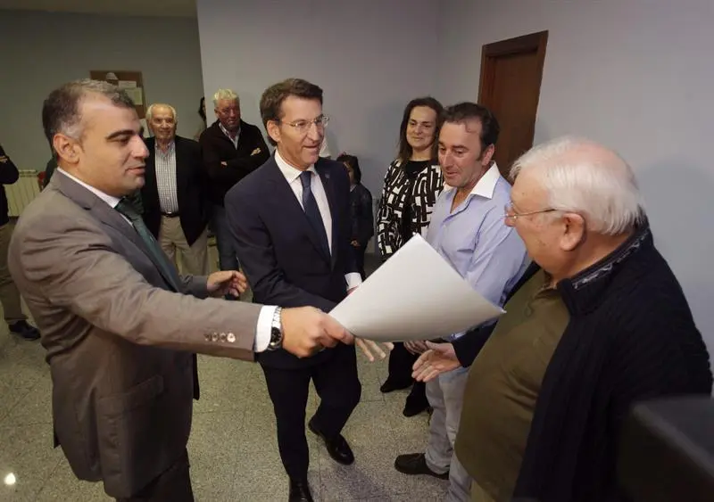 El presidente de la Xunta, Alberto Núñez Feijóo, con el nuevo alcalde de Oza-Cesuras, Pablo González