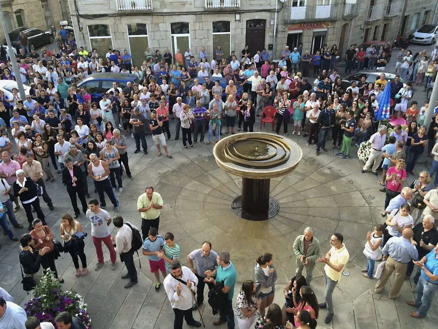 Vecinos de Arbo guardan un minuto de silencio tras los dos asesinatos