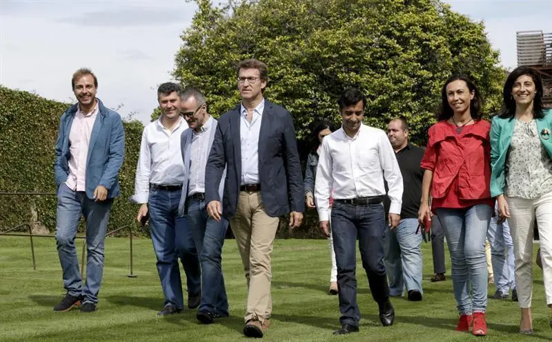 El presidente del PPdeG, Alberto Núñez Feijóo, (centro) acompañado por directivos y redactores de la ponencia política celebrada este jueves en Santiago de Compostela